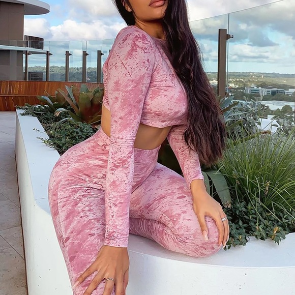 ✨ Like New ✨Fashion Nova 2 Piece Long Sleeve Crop Top & Legging Set Size M✨ - Picture 1 of 14